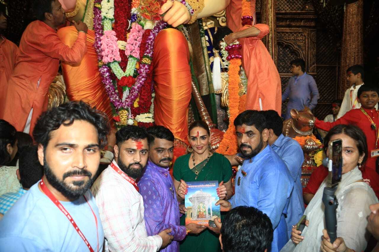 Esha Deol offered prayers at the Lalbaugcha Raja Ganpati pandal